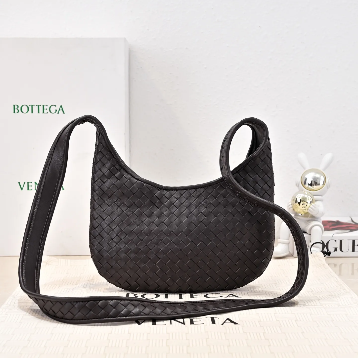 Batch 1660 BV intricate woven leather crossbody bag. Practical design. Made of soft cowhide weaving technology. The upper body has a high-end feel [Victory] zipper opening and closing method, which makes it more secure. It is light and comfortable to use. The crossbody shape is large enough and has full fashion attributes. ‼ ️Regardless of men and women, it is super versatile for any crowd or scene. Size: 27*17*2.5cm Model: 6918